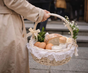 Co oznaczają jajka, chleb i sól w święconce? Wielkanocny koszyczek kryje głęboką symbolikę