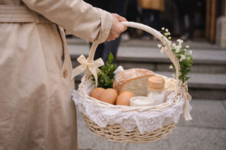 Co oznaczają jajka, chleb i sól w święconce? Wielkanocny koszyczek kryje głęboką symbolikę