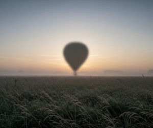 Balon z kontrabandą pod Warszawą. Co tym razem spadło z nieba?