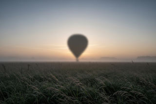 Balon z kontrabandą pod Warszawą. Co tym razem spadło z nieba?