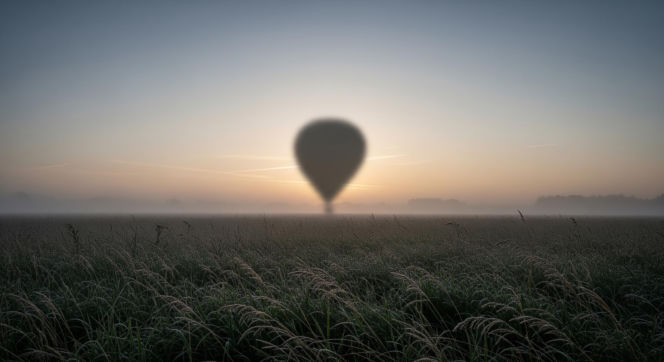 Balon z kontrabandą pod Warszawą. Co tym razem spadło z nieba?