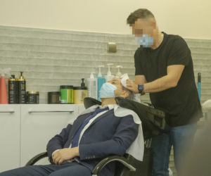Robert Biedroń u fryzjera