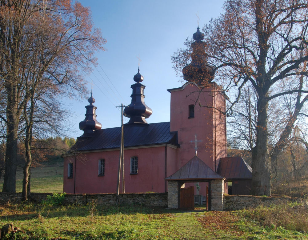 To jedna z najmniejszych wsi w Małopolsce. Znajduje się w niej zaledwie 16 domów