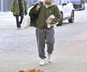 Sebastian Fabijański z pieskiem