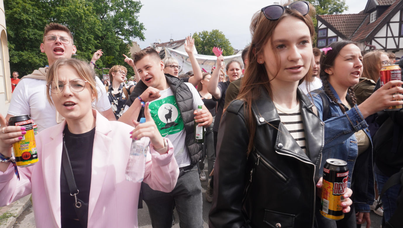 Kortowiada 2024. Parada Wydziałów przeszła ulicami miasta. Studenci tłumnie wzięli udział w imprezie