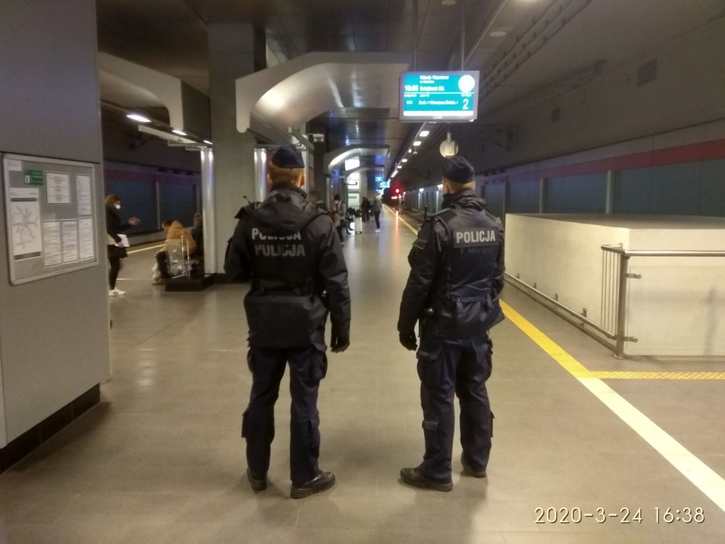 Policjanci na Okęciu. Tak wygląda akcja "LOT do domu"