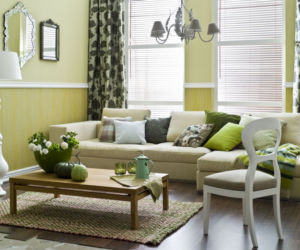 aranżacja salonu - biała sofa
