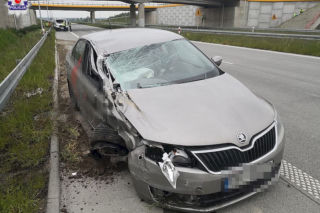 Szukanie telefonu było ważniejsze od prowadzenia auta. Kierujący źle skończył