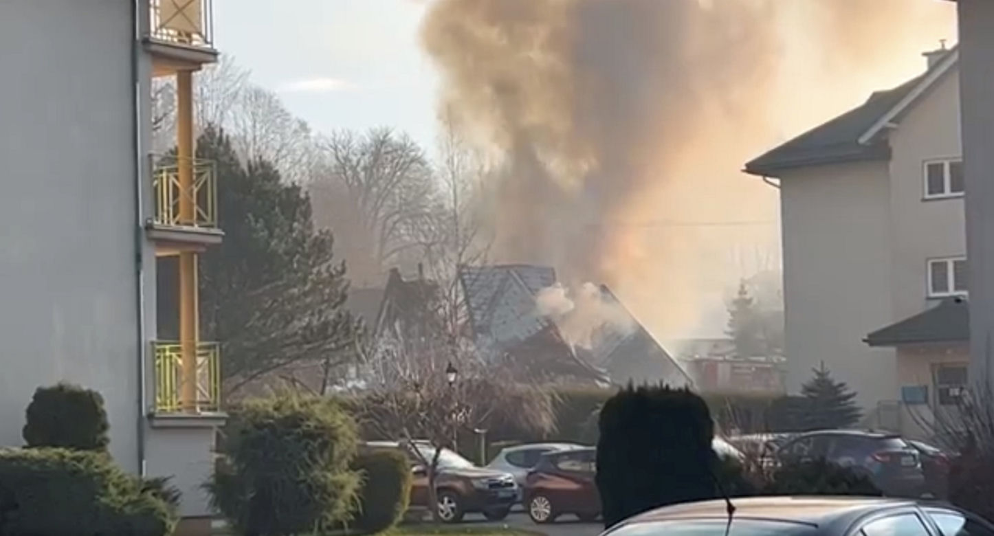 Tragedia w Ustroniu! Wybuch gazu rozsadził dom jednorodzinny. Jedna osoba wyciągnięta spod gruzów