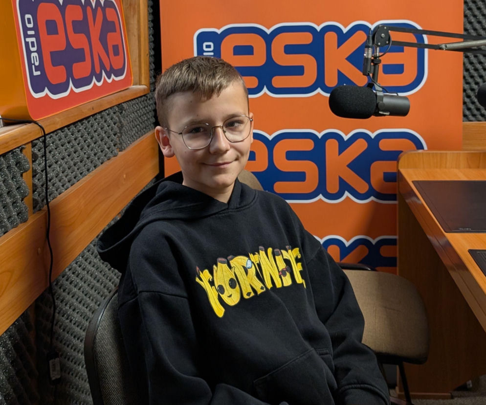 Łucznik Jakub Jagieła w studiu radiowym na tle logo Eska. O sukcesie sportowca z Tarnowa przeczytasz na Eska Tarnów.