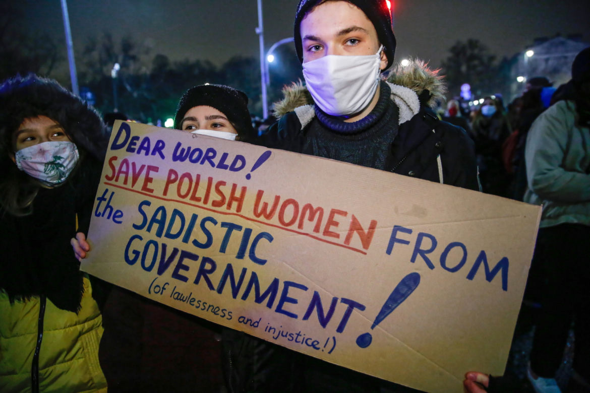 Ogólnopolski Strajk Kobiet 28.01.2021: Transparenty, rozlana farba przez TK