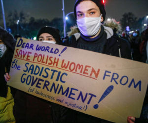 Ogólnopolski Strajk Kobiet 28.01.2021: Transparenty, rozlana farba przez TK