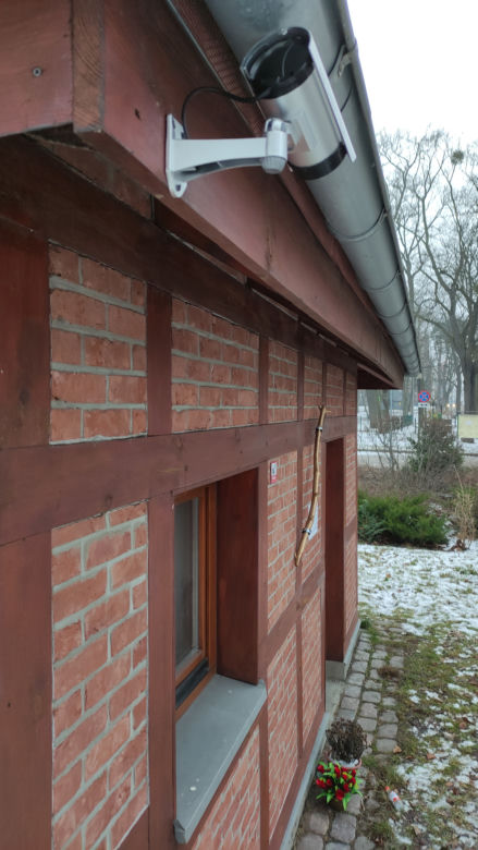 Prześmiewcza tablica pamiątkowa na miejskim szalecie. Ktoś robi sobie żarty z Jarosława Kaczyńskiego i prezydenta Zaleskiego