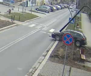 Uderzył w latarnię, ta spadła obok idącej chodnikiem rodziny. Chwile grozy w Zgorzelcu