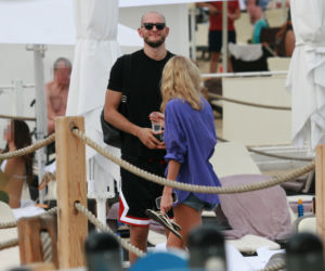 Kurek wyleguje się na plaży po igrzyskach
