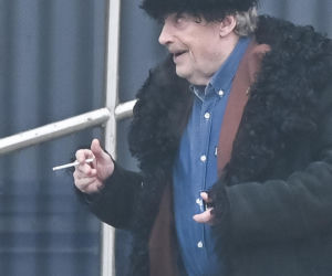 Daniel Olbrychski pali pod zakazem palenia