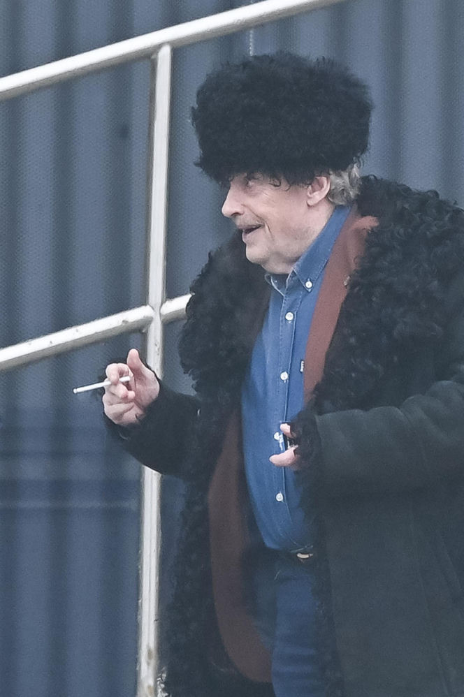 Daniel Olbrychski pali pod zakazem palenia