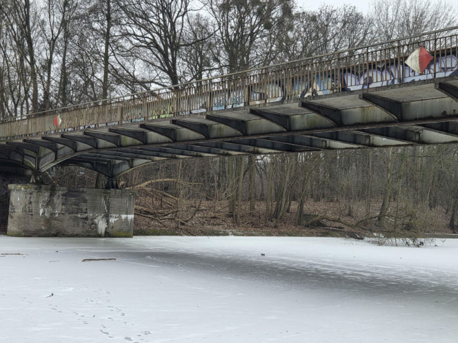 Tak teraz wygląda dawny most kolejowy na Czyżkówku. Kiedyś jeździły tędy pociągi