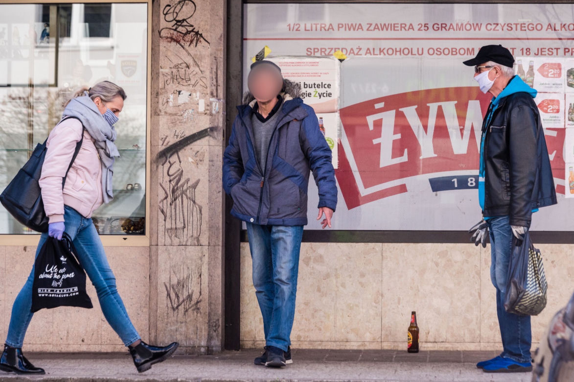 Nie wszyscy mieszkańcy noszą maseczki 