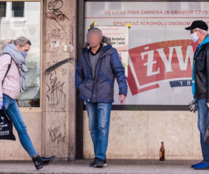 Nie wszyscy mieszkańcy noszą maseczki 