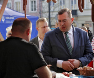 Minister rolnictwa Stefan Krajewski na jarmarku wielkanocnym