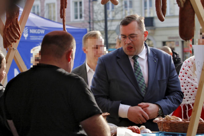 Minister rolnictwa Stefan Krajewski na jarmarku wielkanocnym