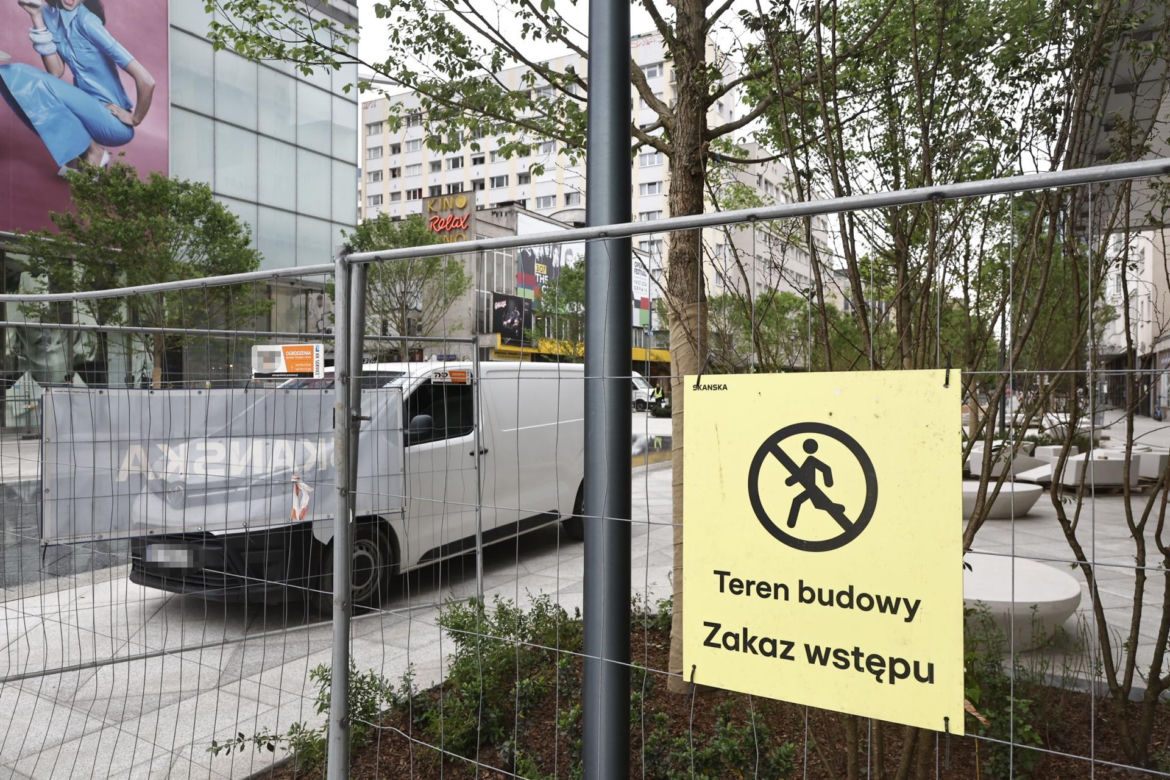Fontanna w miejscu tunelu na Złotej. Trwają ostatnie prace