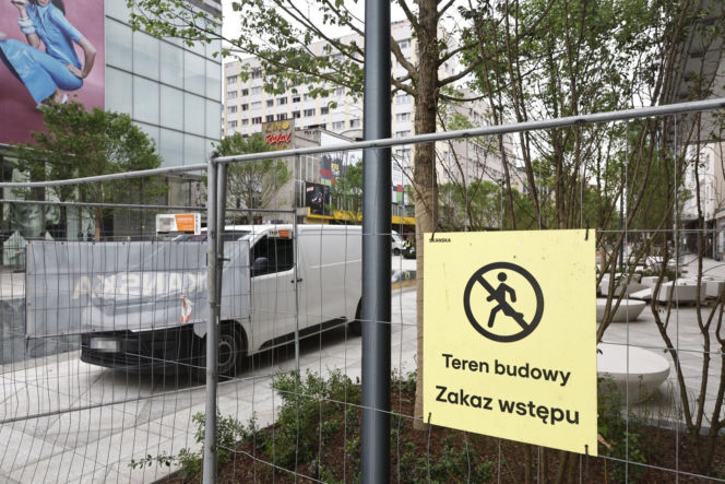 Fontanna w miejscu tunelu na Złotej. Trwają ostatnie prace