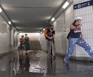 Na bosaka pędzą do pociągu. Przejście na Warszawa Ursus zalane po kostki