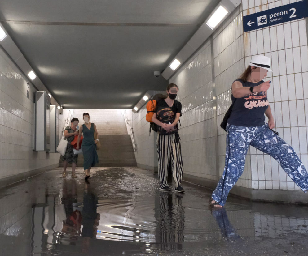 Na bosaka pędzą do pociągu. Przejście na Warszawa Ursus zalane po kostki