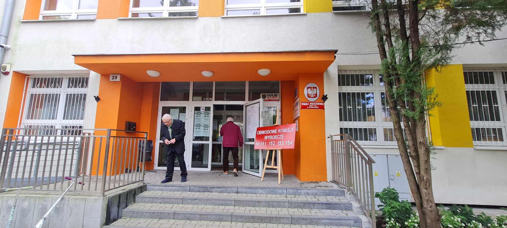 Krakowianie stoją w kolejkach do urn wyborczych. Frekwencja robi wrażenie!