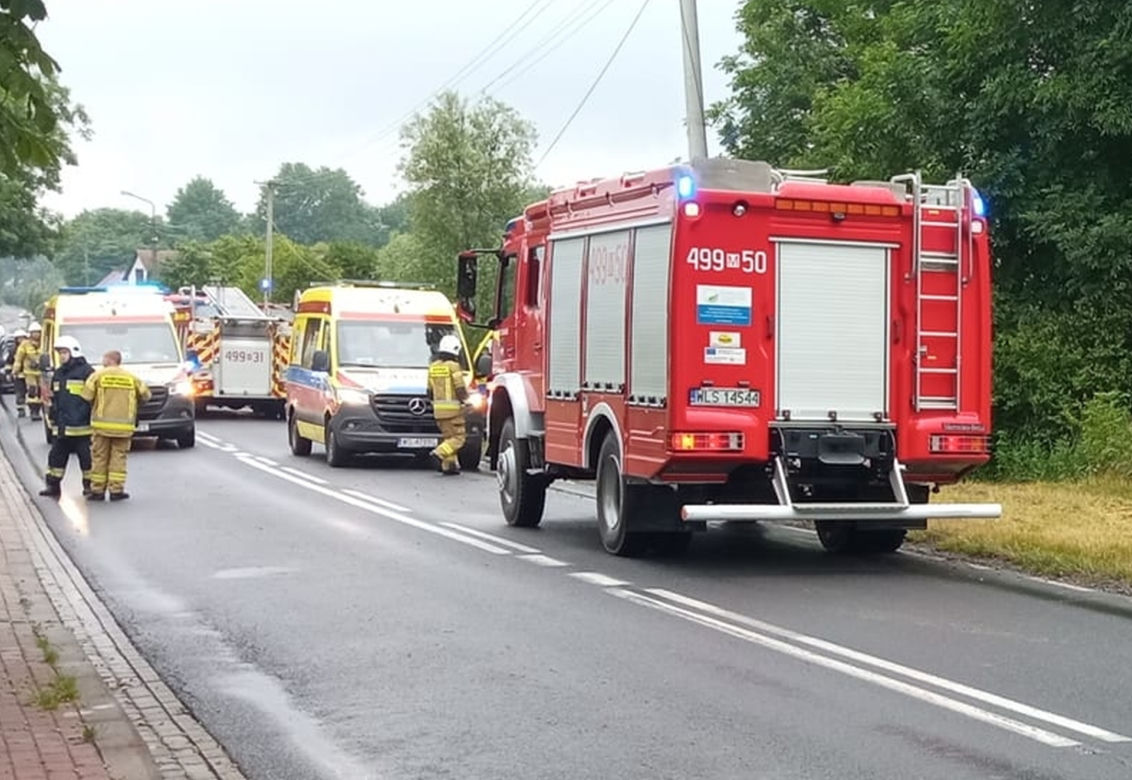 Jechali fordem, huknęli w słup. Dramat, strażacy musieli ich wycinać z wraku