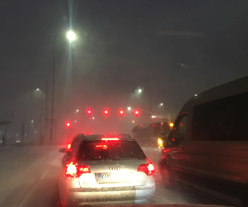 Śnieżyca w Krakowie. Trudne warunki na drogach. Uważajcie! [ZDJĘCIA]