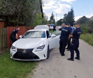 Staranował autem policjantów