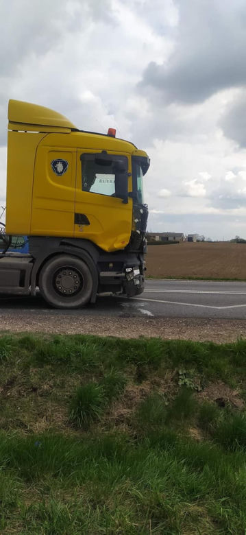 Potworne zderzenie pod Płockiem. Citroena wjechał prosto pod tira. 39-latkę i jej pasażera zabrała karetka [ZDJĘCIA]