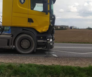Potworne zderzenie pod Płockiem. Citroena wjechał prosto pod tira. 39-latkę i jej pasażera zabrała karetka [ZDJĘCIA]