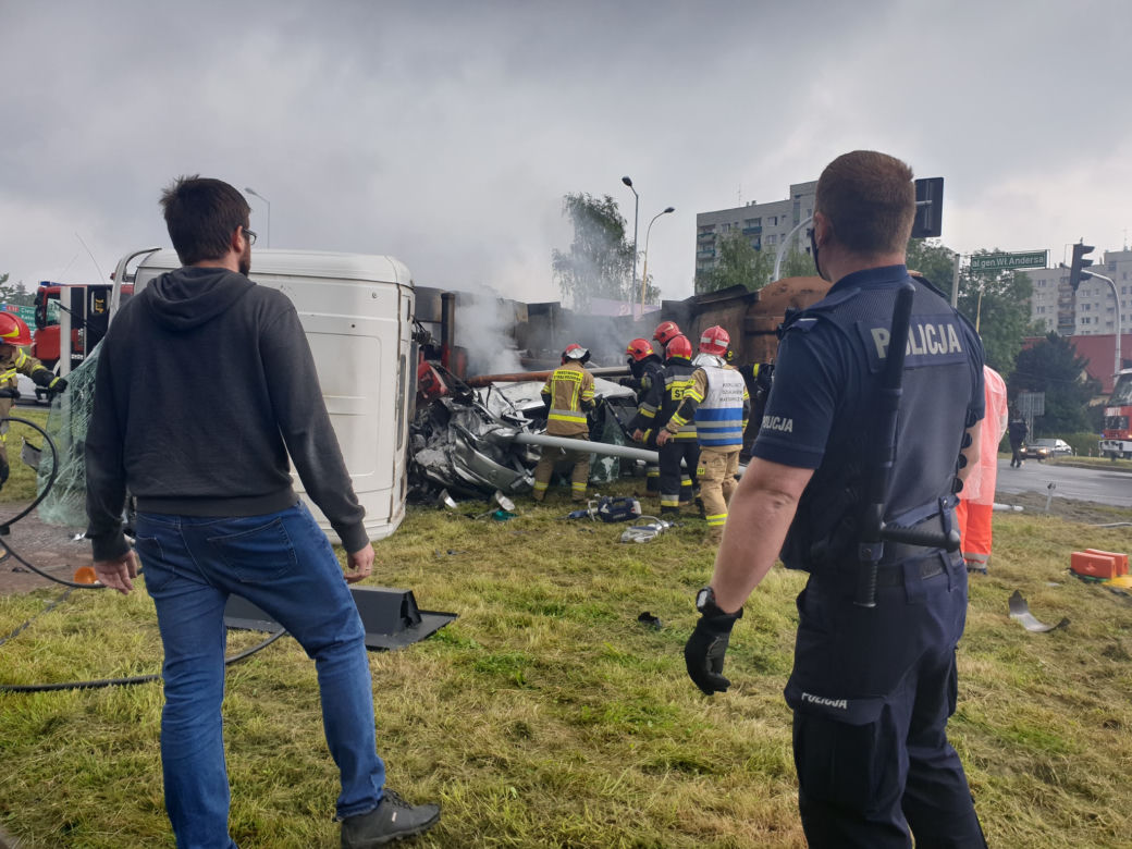Bielsko-Biała: Straszny wypadek teraz! Ludzie zakleszczeni w aucie. "Bez oznak życia"