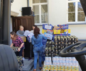 Wielkanoc. Caritas szykuje święconkę na wynos. Zobacz, co włożyli do środka