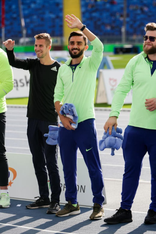 Adam Kszczot zachwycał na bieżni, teraz czaruje w „Tańcu z gwiazdami”. Co wiemy o uznanym sportowcu?