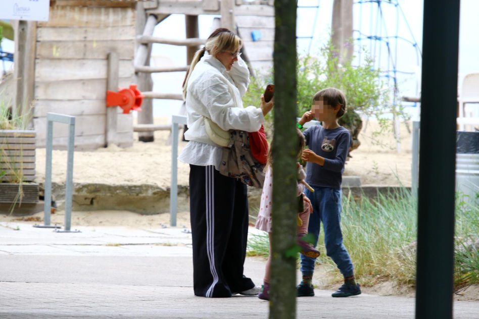Ewa Farna z dziećmi w Sopocie. Bez komórki nie ma życia.