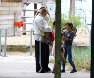 Ewa Farna z dziećmi w Sopocie. Bez komórki nie ma życia.