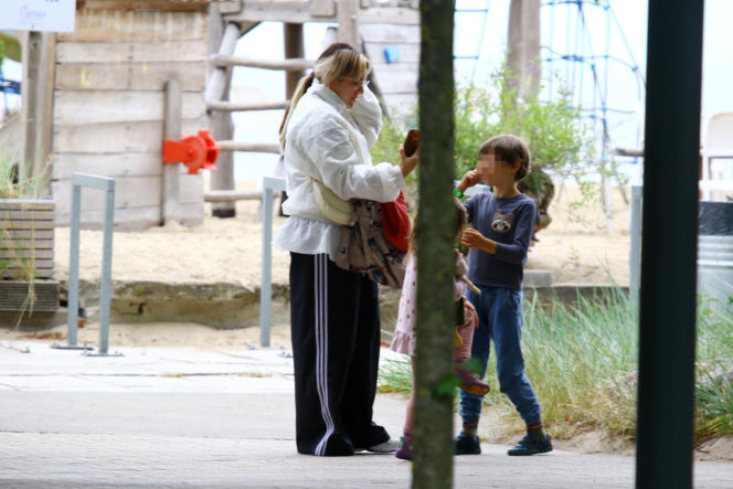 Ewa Farna z dziećmi w Sopocie. Bez komórki nie ma życia.