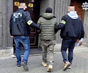 53-latek chciał zabić byłą partnerkę. Oblał ją nieznaną substancją i postrzelił