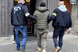 53-latek chciał zabić byłą partnerkę. Oblał ją nieznaną substancją i postrzelił