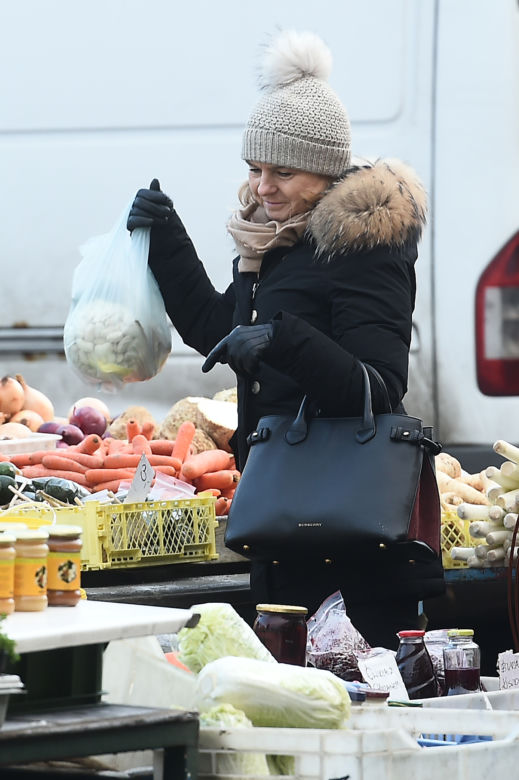 MAŁGORZATA TUSK KUPUJE NA BAZARKU.