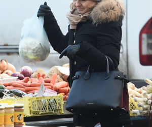 MAŁGORZATA TUSK KUPUJE NA BAZARKU.