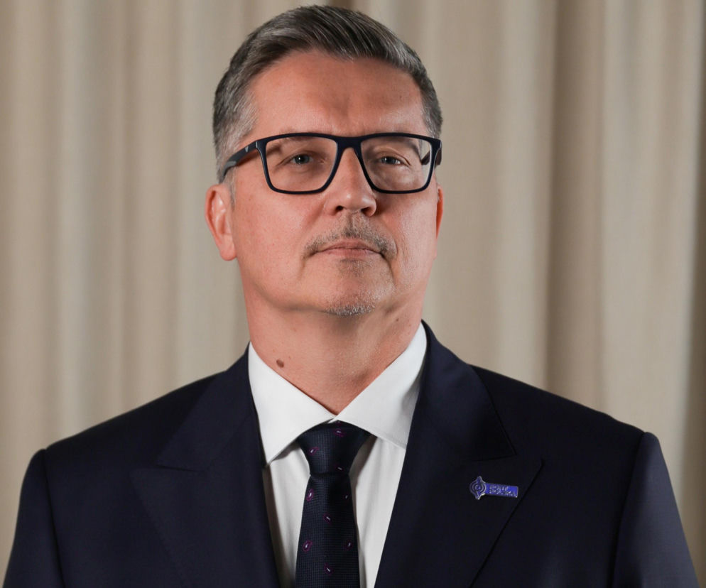 Piotr Borys, nowy prezes CPK, w okularach i garniturze z wpinką Port Polska. O jego zadaniach czytaj na SE Superbiz.