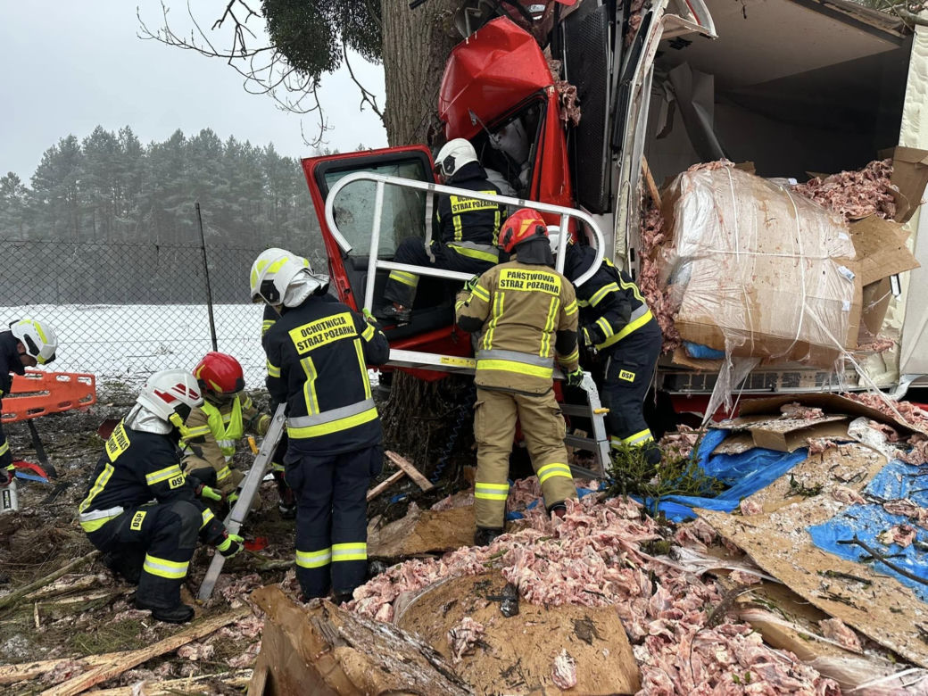 Koszmarny wypadek na DK 10 w Makowiskach pod Bydgoszczą! Ranny kierowca w szpitalu [ZDJĘCIA]