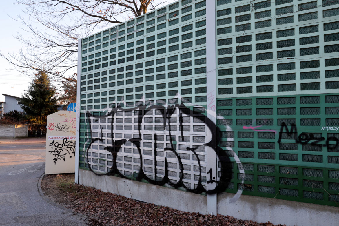 Nikt nie chce zmyć graffiti z wiaduktu. Urzędniczy ping pong na Choszczówce
