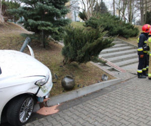 Tarnów. Przebiła ogrodzenie i zjechała ze skarpy wprost pod szkołę. Hamulec nie zadziałał?